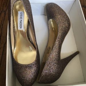 Multi glitter pumps